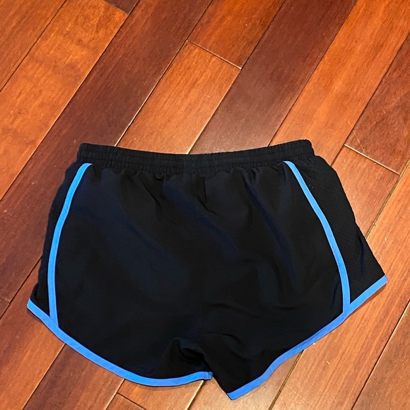 Athletic shorts - Picture 2 of 4